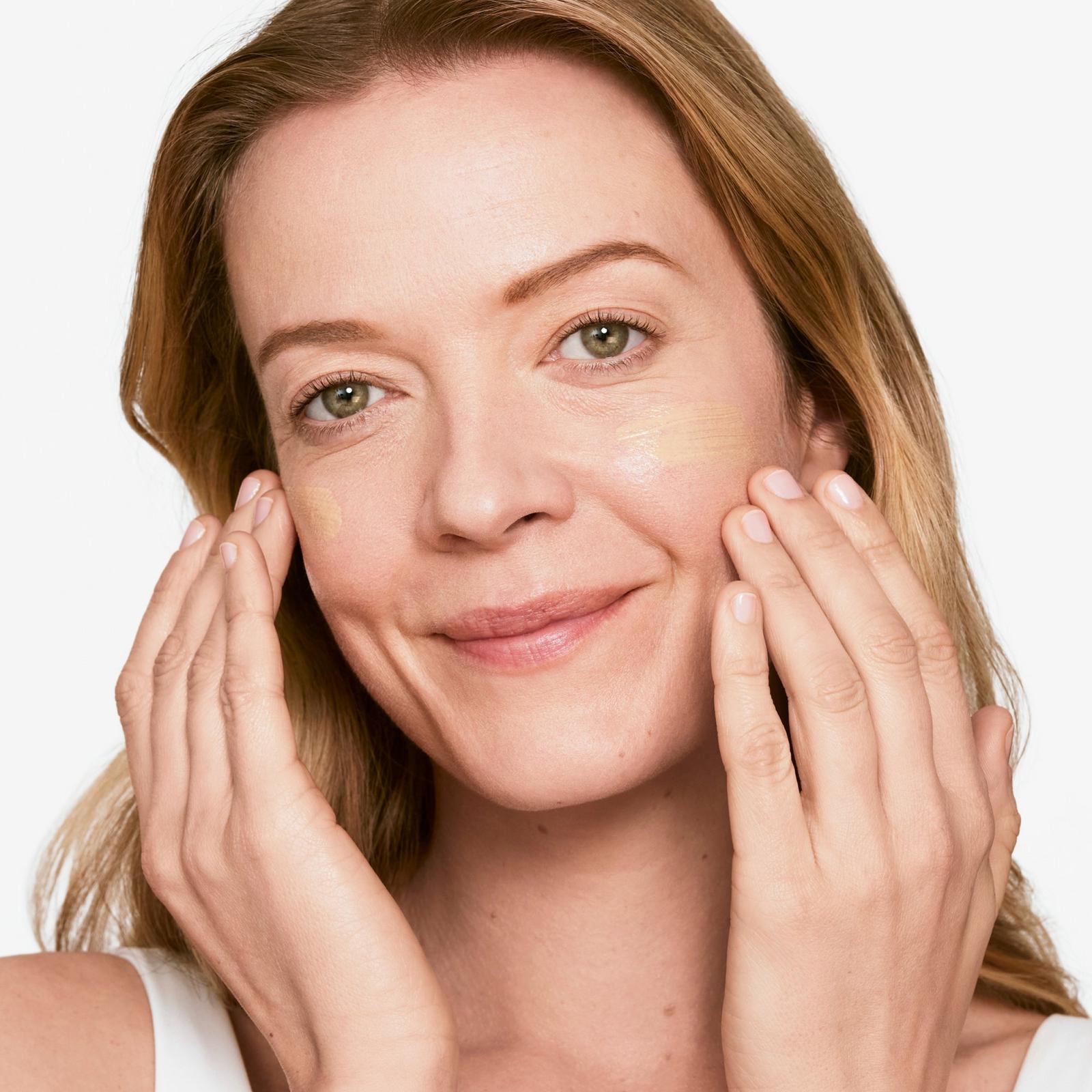 City Block Sheer Oil-Free Daily Face Protector Broad Spectrum SPF 25 Primer
