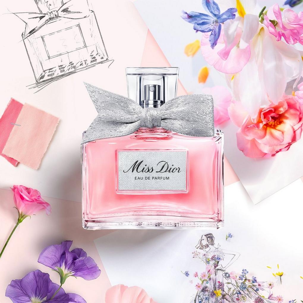 Dior - The new Miss Dior Couture bow is made of floral Couture