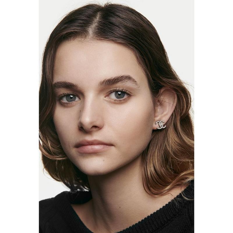 CHANEL N°1 de CHANEL B20 30ml N°1 DE CHANEL REVITALIZING FOUNDATION Illuminates – Moisturizes