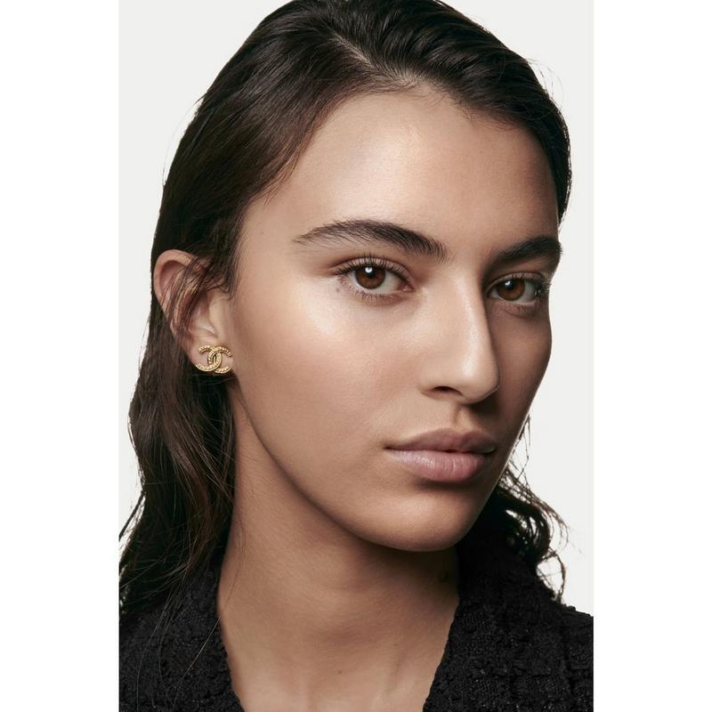 CHANEL - BR42 N°1 DE CHANEL Revitalizing Foundation | Ulta Beauty