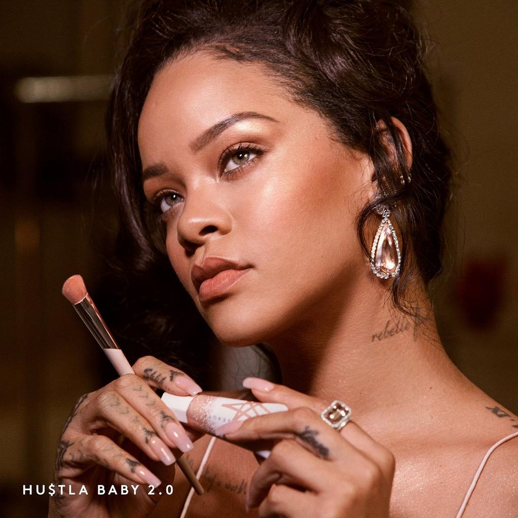 Rihanna store makeup highlighter