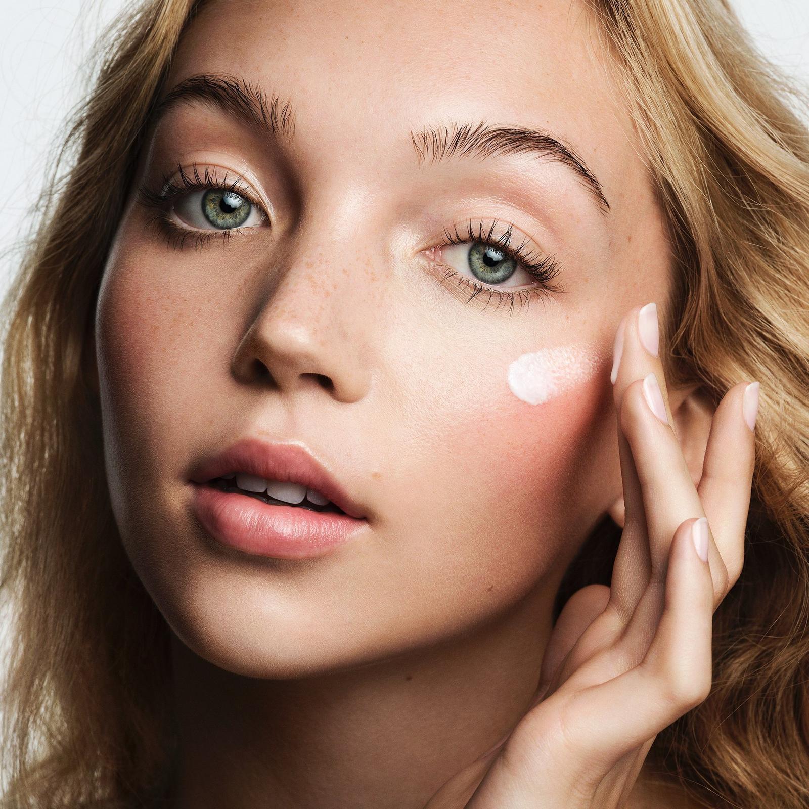 Studio Radiance Moisturizing + Illuminating Primer