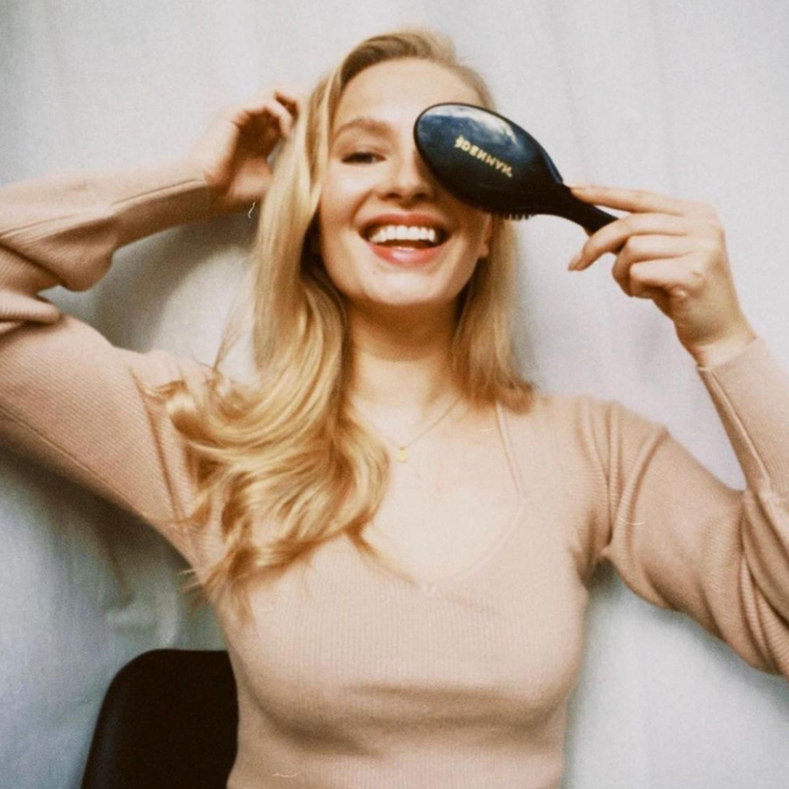 D81M Black Style & Shine Medium Hairbrush