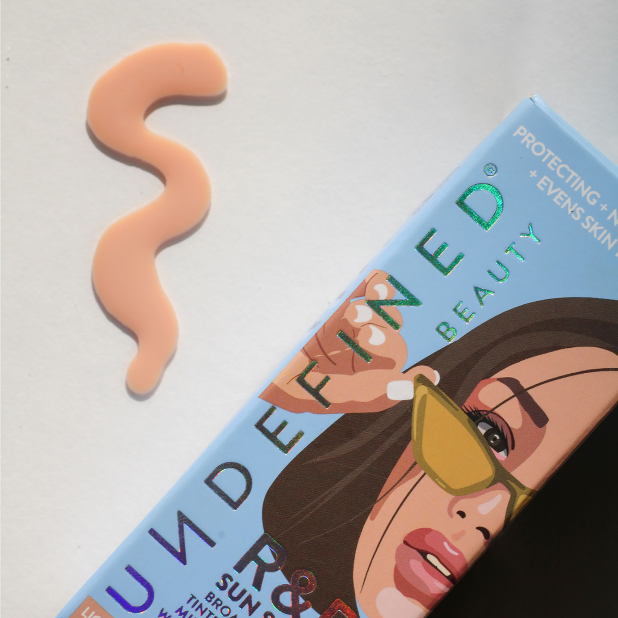 Тонирующая минеральная солнцезащитная сыворотка Undefined Beauty R&R Sun Serum SPF 50, цвет: Светлый — фото 6