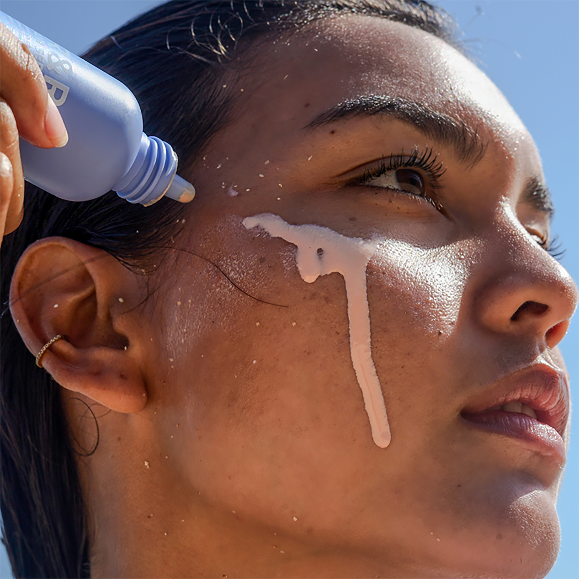 Тонирующая минеральная солнцезащитная сыворотка Undefined Beauty R&R Sun Serum SPF 50, цвет: Светлый — фото 8