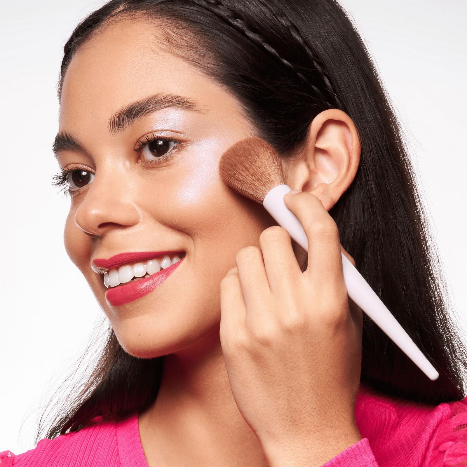 It's Glow Time Blush & Highlighter Brush