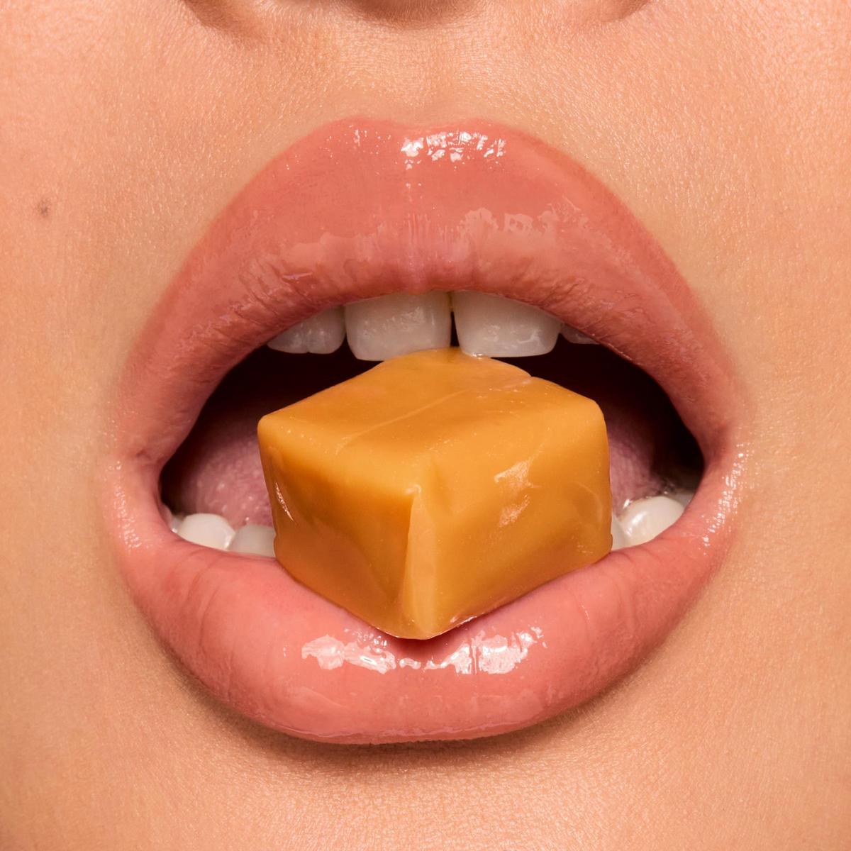 Fresh Kiss Glossy Lip Balm - Caramel Latte