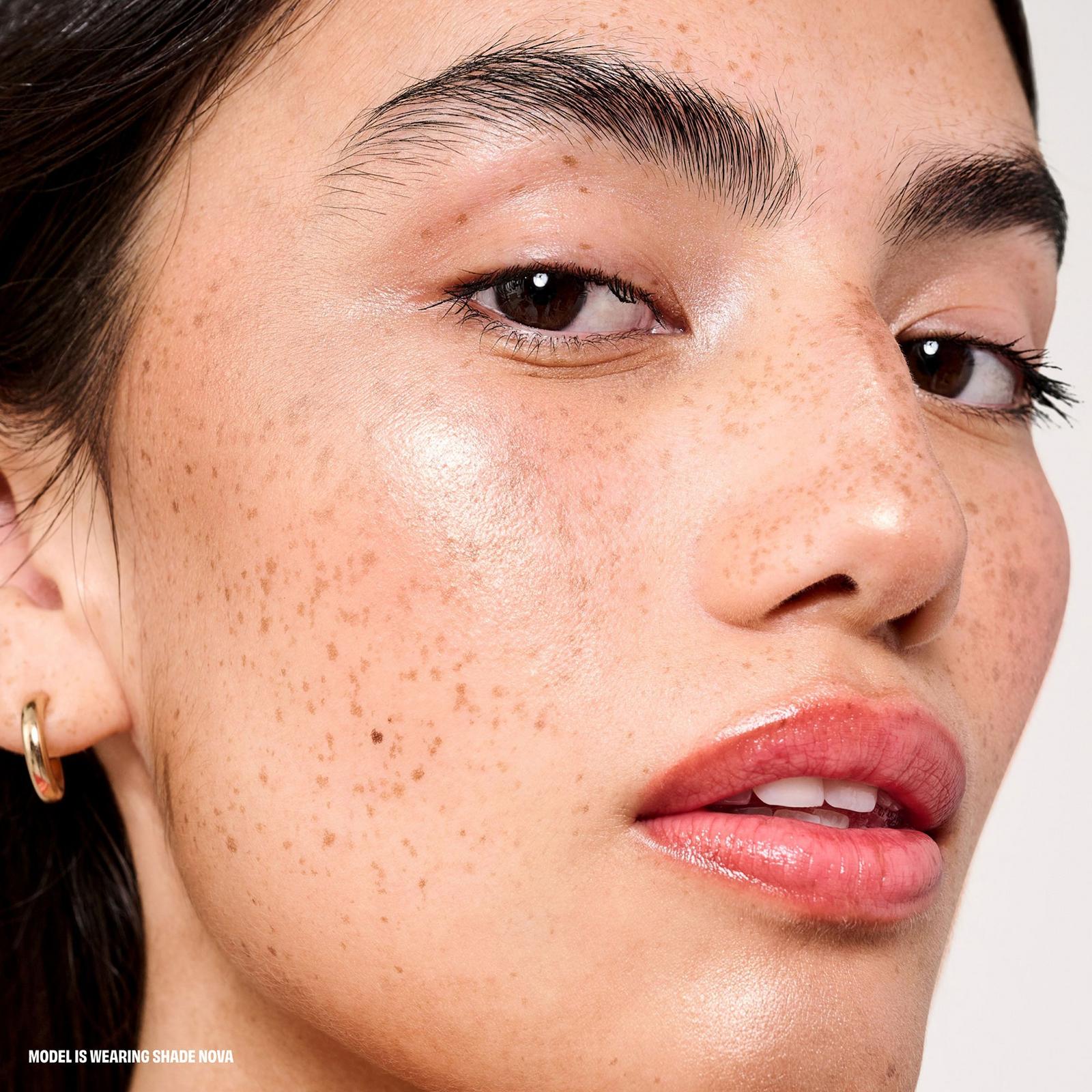 Glow-La-La Blurring Powder Highlighter - Nova