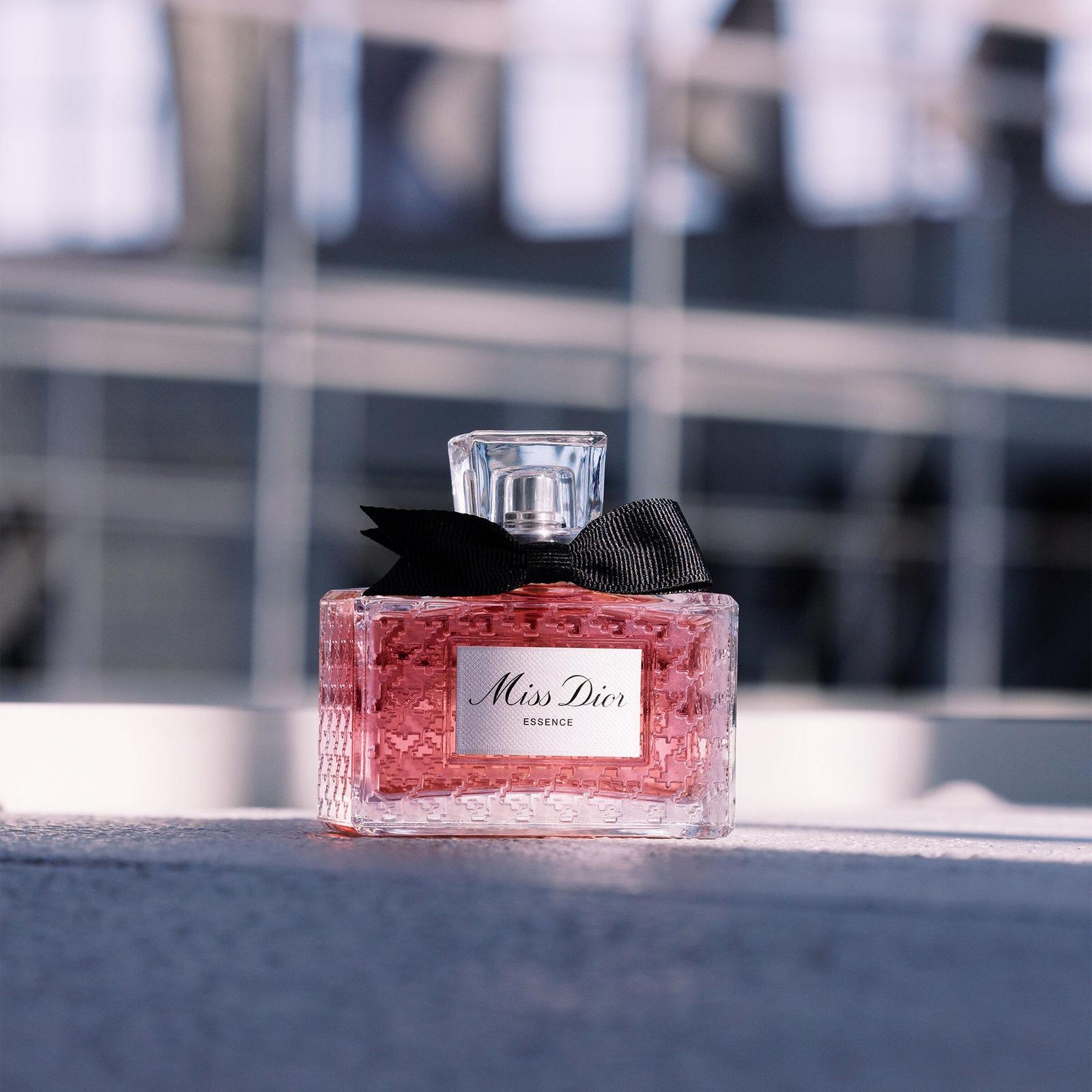 Miss Dior Essence 香水 ボックス付き Miss Dior Essence Housed in a Limited-Edition Gift Case