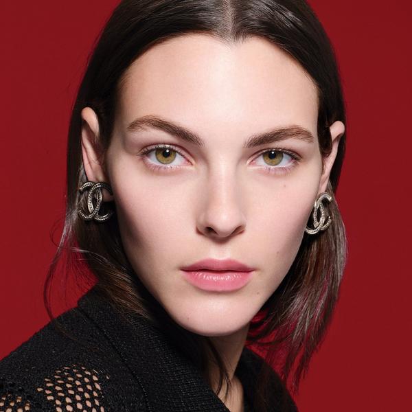 CHANEL N°1 DE CHANEL REFINING YOUTH EMULSION Refines Skin Texture - Mattifies - Smooths #4