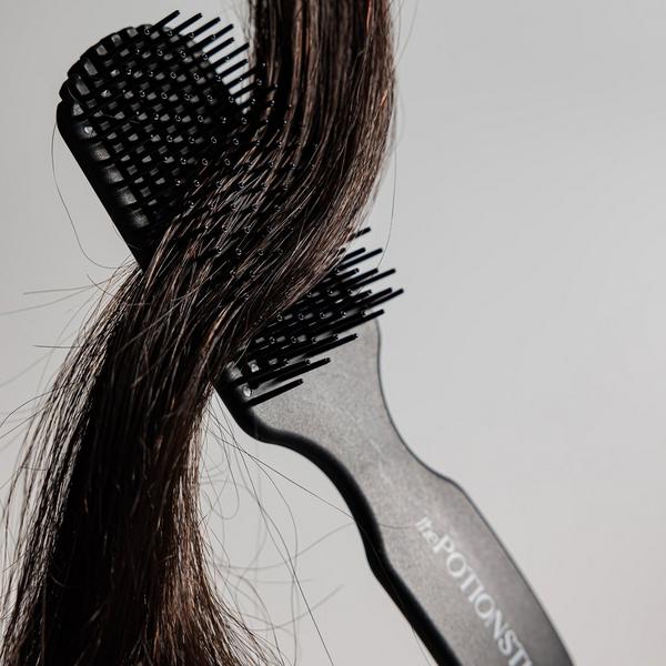 THE POTION STUDIO Nine Rib Claw Brush #6