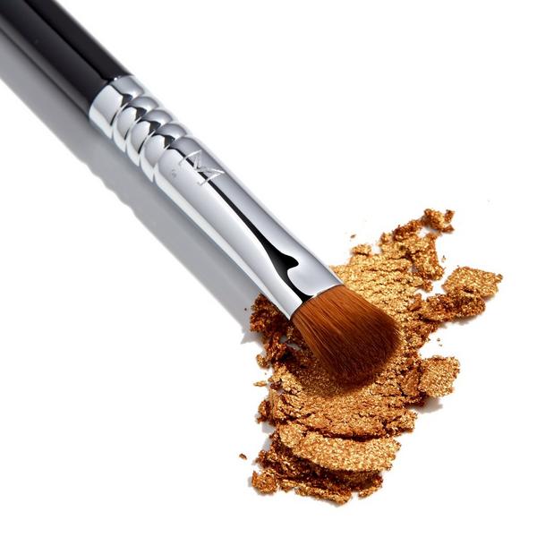 Sigma Beauty E54 Medium Sweeper Brush #4