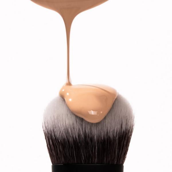 Youngblood YB16 Skin Perfecting Foundation Luxe Brush #2