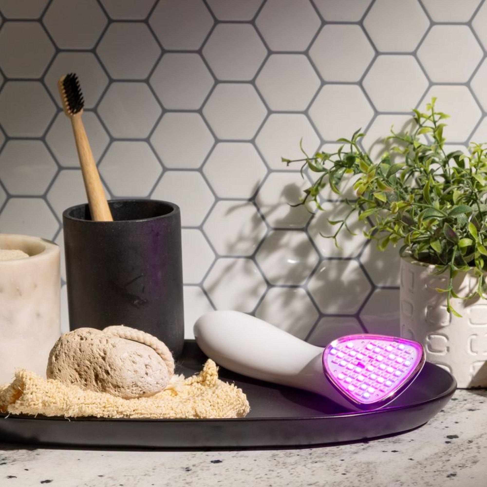 Прибор для ухода за кожей против морщин и акне reVive Light Therapy Lux Clinical — фото 3