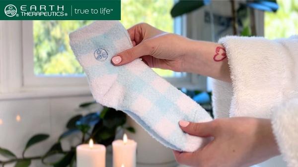 Earth Therapeutics Plaid & Solid Blue Aloe Socks #8