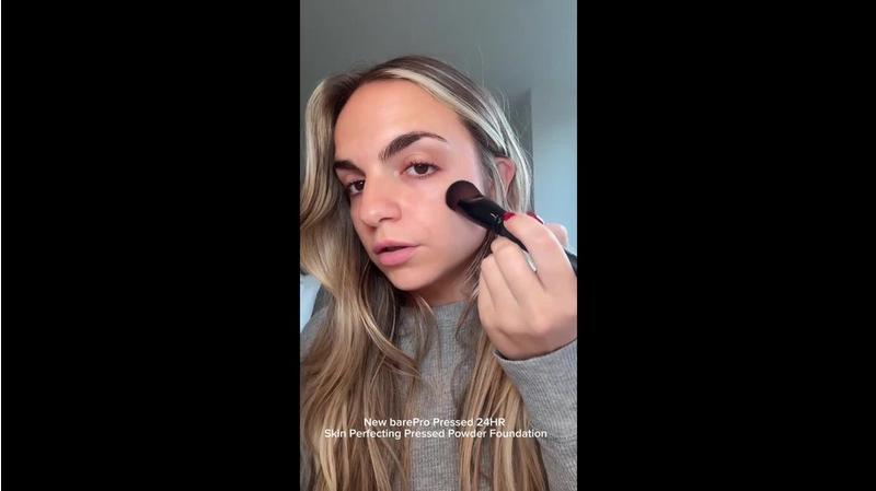 BAREPRO 24HR Skin Perfecting Talc-Free Matte Powder Foundation - Light 25 Warm