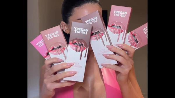 KYLIE COSMETICS Glossy Lip Kit #10