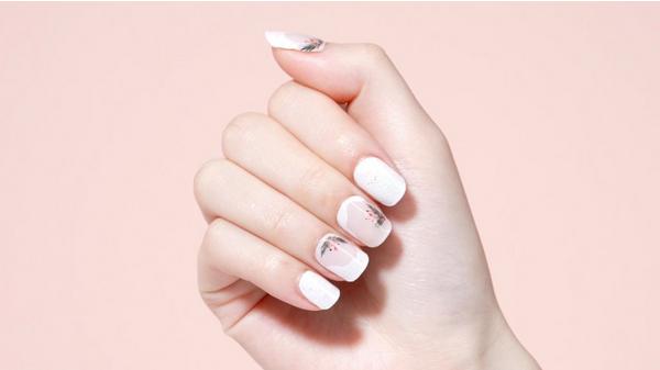 Dashing Diva Glaze Semi-Cured Gel Nail Strip, Garland Frost #6