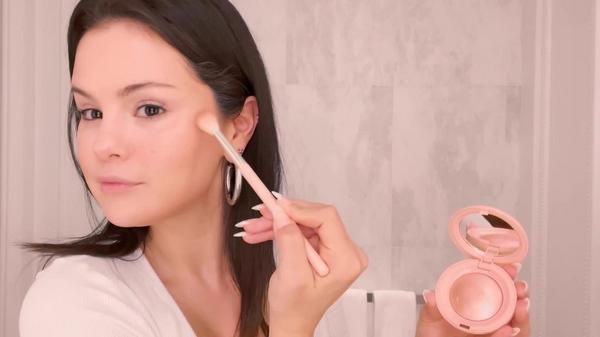 Rare Beauty Positive Light Silky Touch Highlighter #10