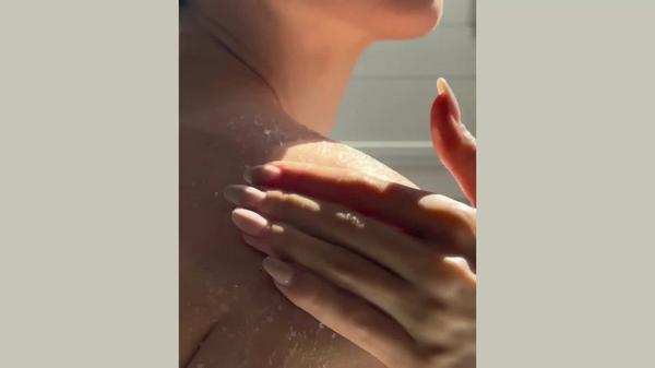 VOESH Resurfacing Sugar Body Scrub with AHA for Smooth Radiant Skin #9
