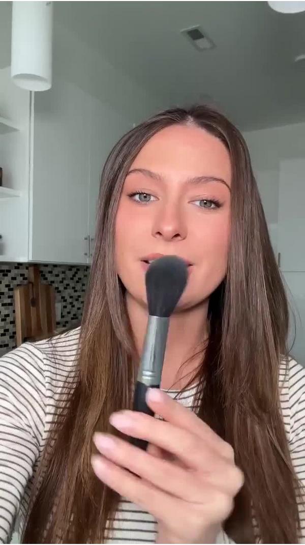 AMAZING COSMETICS Velvet Powder Brush #4